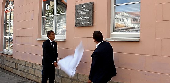 Ehrentafel f&uuml;r Bernhard Wagner enth&uuml;llt (Foto: Karl-Heinz Herrmann)