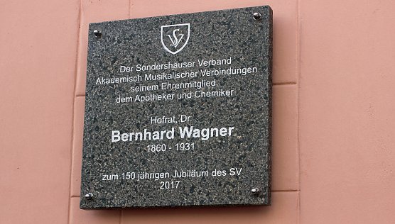Ehrentafel f&uuml;r Bernhard Wagner enth&uuml;llt (Foto: Karl-Heinz Herrmann)