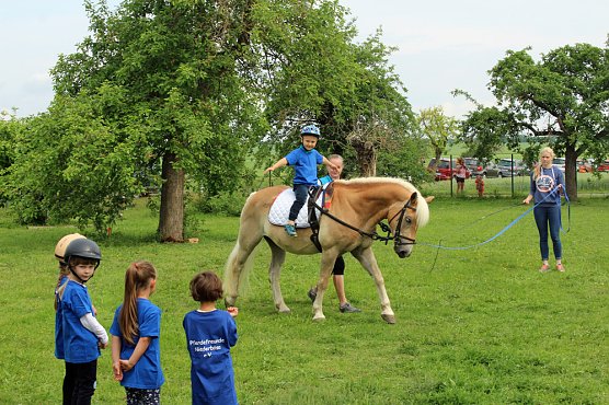  Ansturm auf das Hoffest (Foto: Karl-Heinz Herrmann)