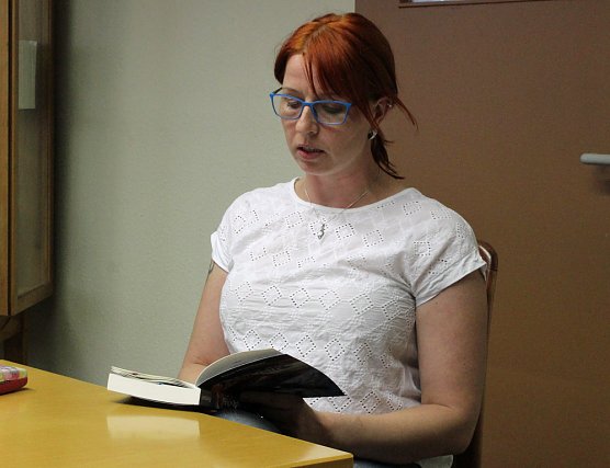 Aus ihrem zweiten Buch gelesen (Foto: Karl-Heinz Herrmann)