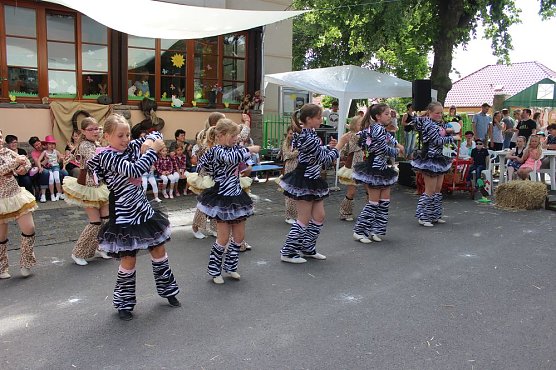 "Gro&szlig;e Schweinerei" vor der Kindervilla (Foto: Karl-Heinz Herrmann)