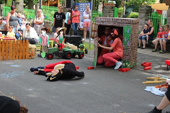 "Gro&szlig;e Schweinerei" vor der Kindervilla (Foto: Karl-Heinz Herrmann)