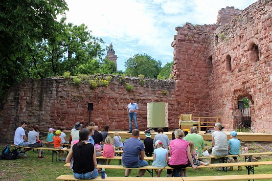 Kleinbühne am Kyffhäuser eingeweiht (Foto: Karl-Heinz Herrmann) Kleinbühne am Kyffhäuser eingeweiht (Foto: Karl-Heinz Herrmann)