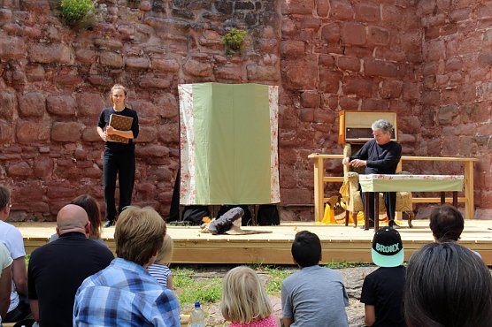 Kleinbühne am Kyffhäuser eingeweiht (Foto: Karl-Heinz Herrmann) Kleinbühne am Kyffhäuser eingeweiht (Foto: Karl-Heinz Herrmann)