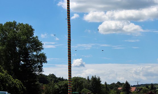 Fallschirmjäger in Udersleben (Foto: Karl-Heinz Herrmann) Fallschirmjäger in Udersleben (Foto: Karl-Heinz Herrmann)