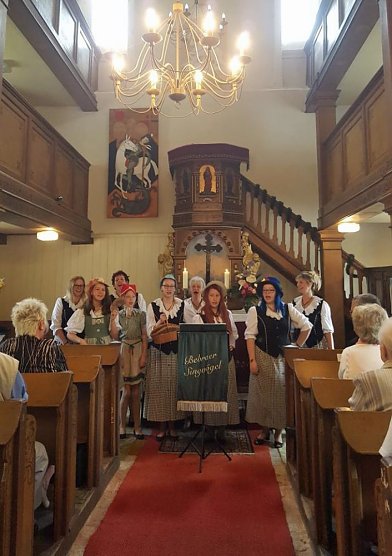 Jubelkonfirmation in der Kirche in Bebra (Foto: Bebraer Singvögel) Jubelkonfirmation in der Kirche in Bebra (Foto: Bebraer Singvögel)