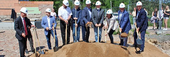 Spatenstich für Franzbergschule erfolgt (Foto: Karl-Heinz Herrmann) Spatenstich für Franzbergschule erfolgt (Foto: Karl-Heinz Herrmann)