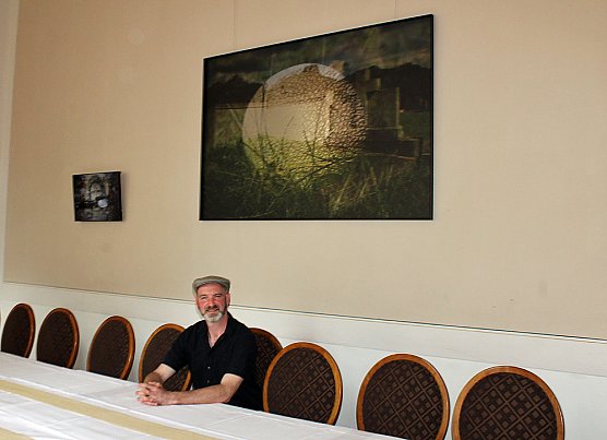 Sebastian Weise in einer Ausstellung (Foto: Karl-Heinz Herrmann)