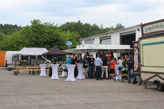 Sponsoren beim Schie&szlig;en auf dem Dickkopf (Foto: Karl-Heinz Herrmann)