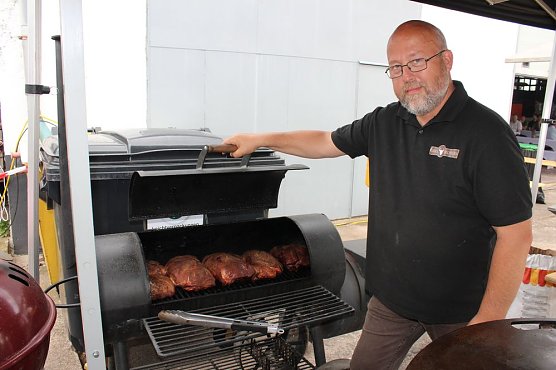 Sponsoren beim Schie&szlig;en auf dem Dickkopf (Foto: Karl-Heinz Herrmann)
