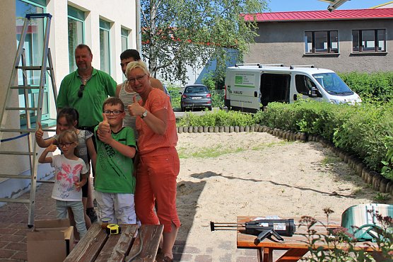 Daumen hoch f&uuml;r eine Sonnenmarkise im F&ouml;rderzentrum (Foto: Karl-Heinz Herrmann)