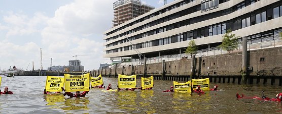 Wasserdemo auf der Elbe (Foto: Greenpeace/PressMedia)