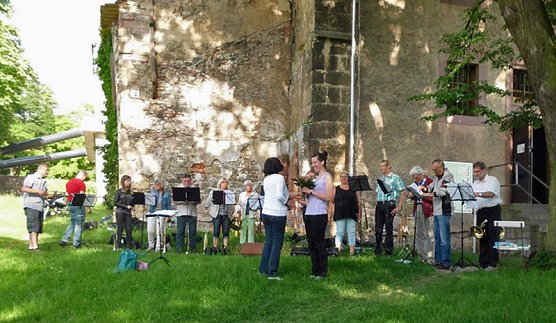 Bl&auml;serserenade am Schiefen Turm (Foto: Margit Uthleb)