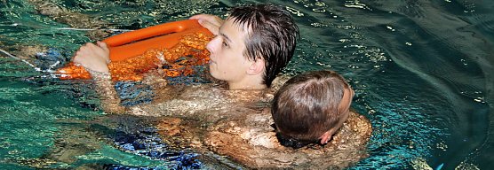 Zertifikate f&uuml;r Rettungsschwimmer &uuml;bergeben (Foto: Karl-Heinz Herrmann)