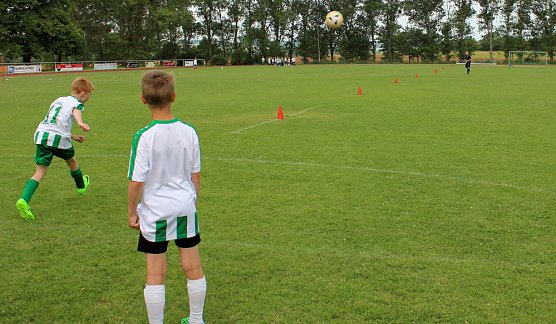 Fußballferienschule immer attraktiver (Foto: Karl-Heinz Herrmann) Fußballferienschule immer attraktiver (Foto: Karl-Heinz Herrmann)