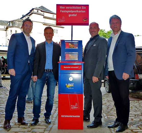 Festspiel-Postkarten grüßen vom Schlosshof (Foto: Birgit Susemihl) Festspiel-Postkarten grüßen vom Schlosshof (Foto: Birgit Susemihl)