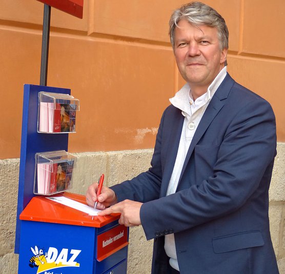 Festspiel-Postkarten grüßen vom Schlosshof (Foto: Birgit Susemihl) Festspiel-Postkarten grüßen vom Schlosshof (Foto: Birgit Susemihl)