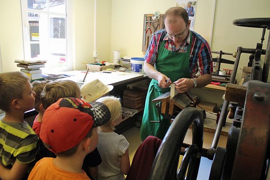 Beim Buchbinder zu Besuch (Foto: Karl-Heinz Herrmann) Beim Buchbinder zu Besuch (Foto: Karl-Heinz Herrmann)