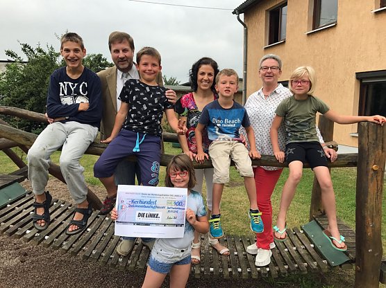 Scheck für Ferienfreizeiten übergeben (Foto: Diakonieverbund Kyffhäuser gGmbH) Scheck für Ferienfreizeiten übergeben (Foto: Diakonieverbund Kyffhäuser gGmbH)