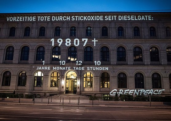 Projektion (Foto: Mike Schmidt/Greenpeace)