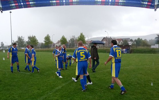 Promi-Kick (Foto: Karl-Heinz Herrmann) Promi-Kick (Foto: Karl-Heinz Herrmann)