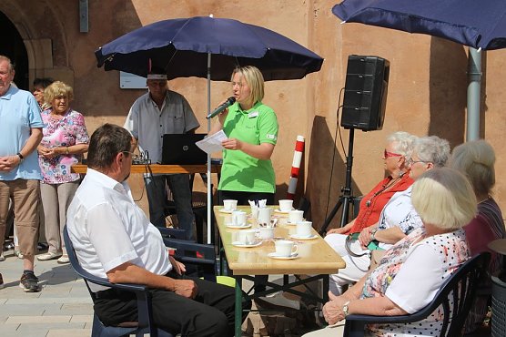 Falkner sorgte f&uuml;r Auflauf (Foto: Karl-Heinz Herrmann)