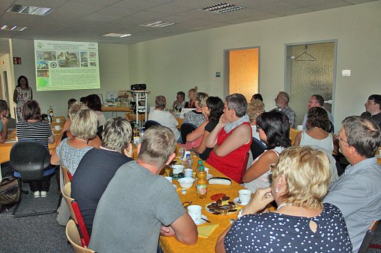 Informations- und Lernmaterial &uuml;bergeben (Foto: Karl-Heinz Herrmann)