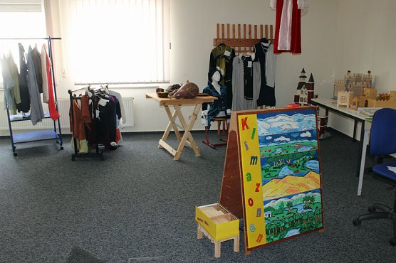 Informations- und Lernmaterial &uuml;bergeben (Foto: Karl-Heinz Herrmann)