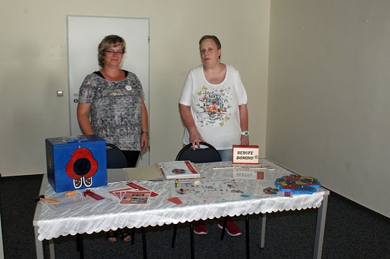 Informations- und Lernmaterial &uuml;bergeben (Foto: Karl-Heinz Herrmann)