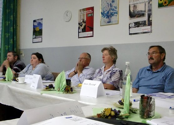 Aufmerksam werden die Ausf&uuml;hrungen verfolgt und mit den eigenen Erfahrungen verglichen. (Foto: Bernd Reiber)