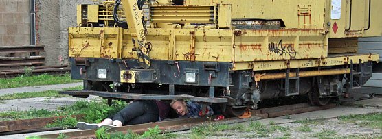 Am Gel&auml;nde des Eisenbahnvereines in der Erfurter Stra&szlig;e / Am Petersenschacht fand am sp&auml;ten Nachmittag eine Rettungsgro&szlig;&uuml;bung statt (<b>Update</b>)...  Die diesj&auml;hrigen Gro&szlig;&uuml;bung fand in der N&auml;he des Hauptbahnhofs in Sondershausen statt. Alle drei Jahr steht so eine Gro&szlig;&uuml;bung auf dem Plan. Waren es beim beim letzten Mal 30 Verletzte in einem Eisenbahnwaggon, waren dieses dieses Mal "nur" acht verl (Foto: Karl-Heinz Herrmann)