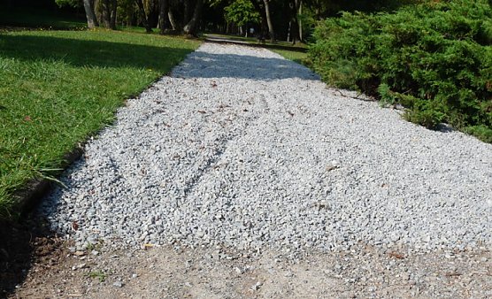 Wege im Schlosspark (Foto: Karl-Heinz Herrmann)
