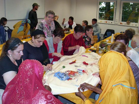 Multi-Kulti Kaffeerunde mit symboltr&auml;chtigem Projekt (Foto: Thomas Leipold)