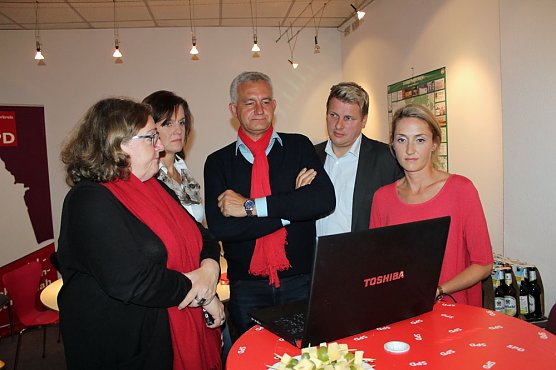 Erste Reaktionen (Foto: Karl-Heinz Herrmann)