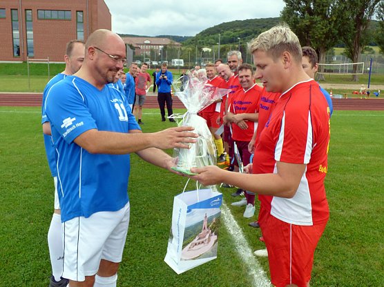 Pokal erstmalig beim B&uuml;rgermeister (Foto: Peter M&ouml;bius)