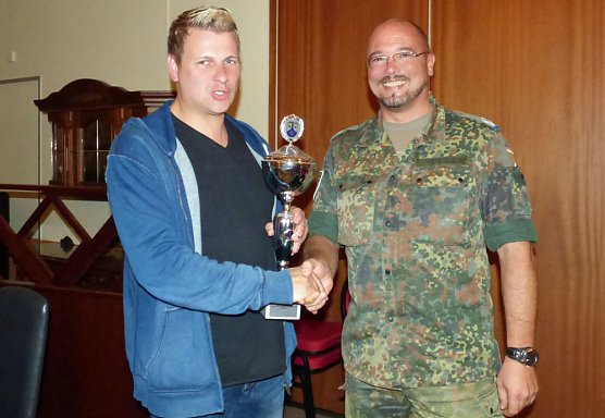 Pokal erstmalig beim B&uuml;rgermeister (Foto: Peter M&ouml;bius)