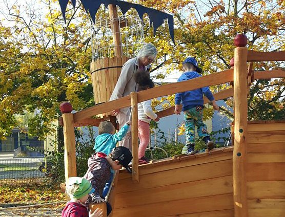 Neues Spielger&auml;t &uuml;bergeben (Foto: Kita Wipperg&auml;rtchen)