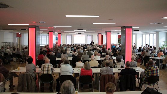 Seit 2013 finden j&auml;hrlich zahlreiche &ouml;ffentliche, kostenfreie Vortr&auml;ge f&uuml;r interessierte B&uuml;rgerinnen und B&uuml;rger zu Gesundheitsthemen in der Kantine statt (Foto: S&uuml;dharz Klinikum Nordhausen gGmbH)