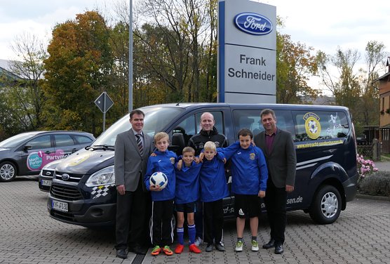 &Uuml;bergabe eines Teambusses (Foto: Eintracht Sondershausen)