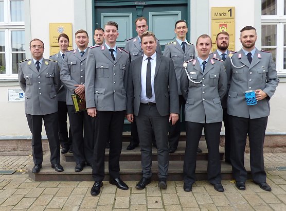 Soldaten sammeln f&uuml;r die Kriegsgr&auml;berf&uuml;rsorge (Foto: Peter M&ouml;bius)