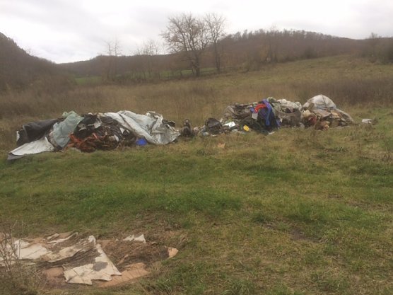 Illegale M&uuml;llablagerung (Foto: Peter Mohrich)