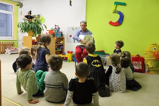 Beim Lesen gelauscht (Foto: Karl-Heinz Herrmann)