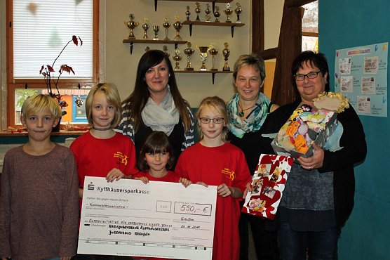 Scheck&uuml;bergabe an die Elterninitiative krebskranker Kinder Jena e. V. (Foto: Jugendhaus Greu&szlig;en)