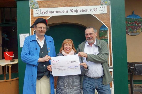 Heimatverein Ro&szlig;leben erh&auml;lt Spende (Foto: Die Linke)