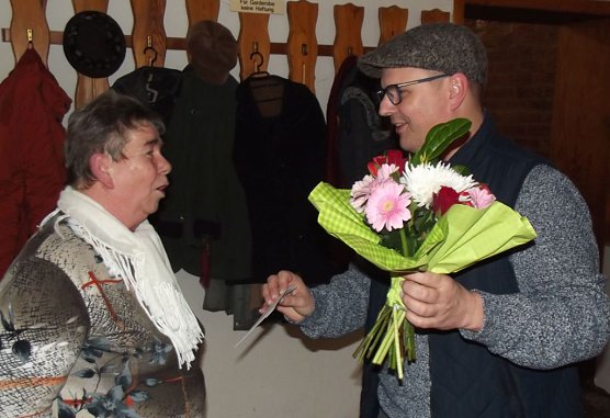 Basteln und Gratulation zur Ehrung mit der Th&uuml;ringer Rose 2017 (Foto: Thomas Leipold)