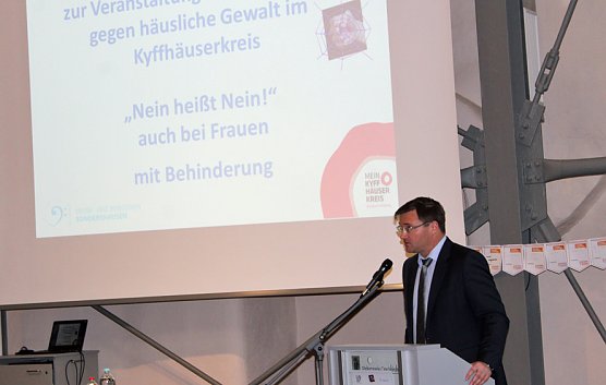 Im Zentrum der Aufmerksamkeit - Behinderte Menschen (Foto: Karl-Heinz Herrmann)