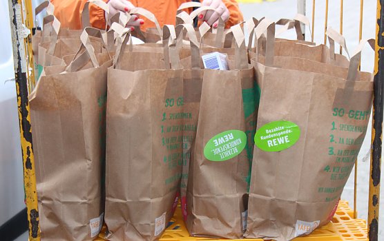 Weihnachtst&uuml;ten &uuml;bergeben (Foto: Karl-Heinz Herrmann)