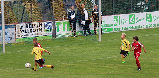Angreifen mit dem R&uuml;cken zum Tor (Foto: Karl-Heinz Herrmann)