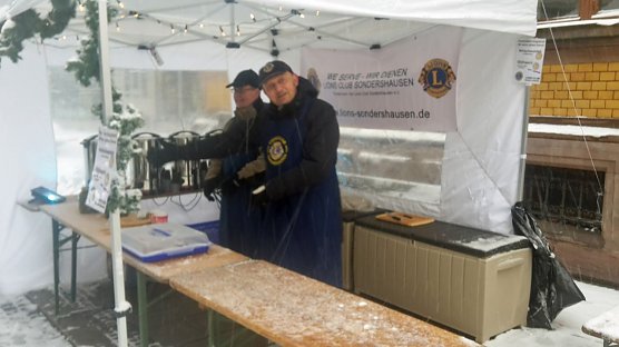 Kein Wetter für die Händler (Foto: Karl-Heinz Herrmann) Kein Wetter für die Händler (Foto: Karl-Heinz Herrmann)