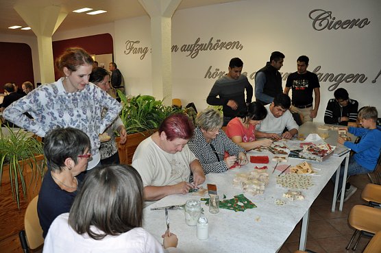 Internationales Flair beim Willkommens-Café (Foto: VHS-Bildungswerk GmbH) Internationales Flair beim Willkommens-Café (Foto: VHS-Bildungswerk GmbH)